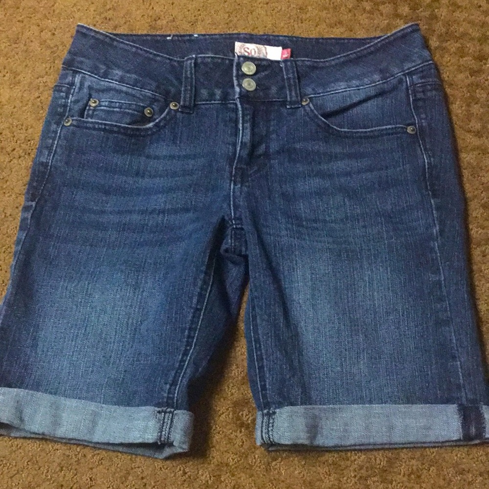 Jean shorts size 5 in EUC has some “give” to them